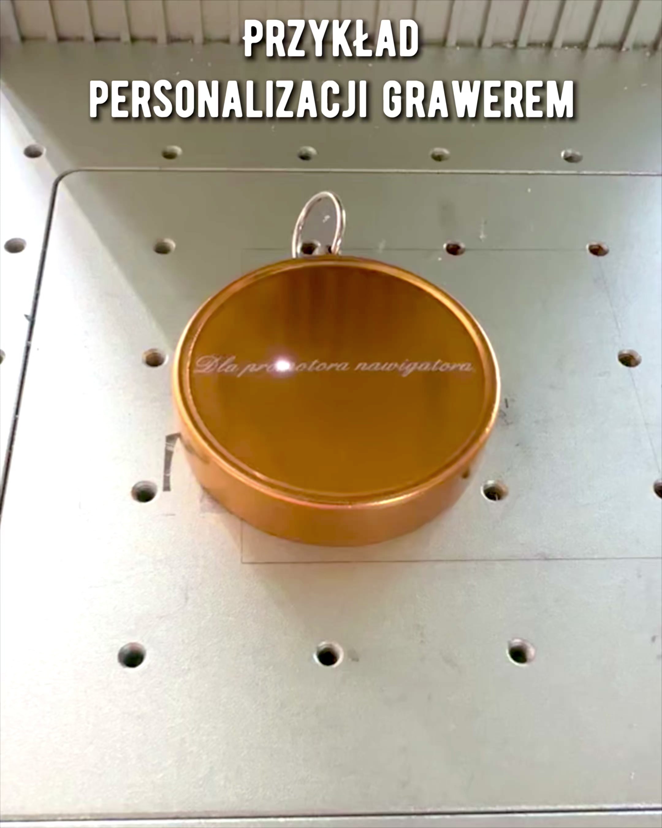 Brújula de Navegación Compacta con Acabado Metálico – Esencial para Todo Viajero, con grabado