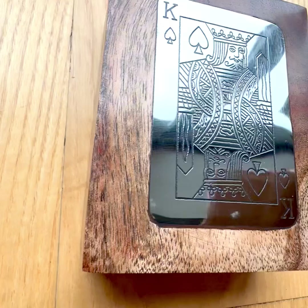 Elegante Baraja de Cartas en Caja Decorativa de Madera con Placa de Aluminio del Rey - Grabado Personalizado - Regalo Ideal para Amantes de los Juegos de Cartas - Medidas de la Caja 11,5 x 8 x 4 cm