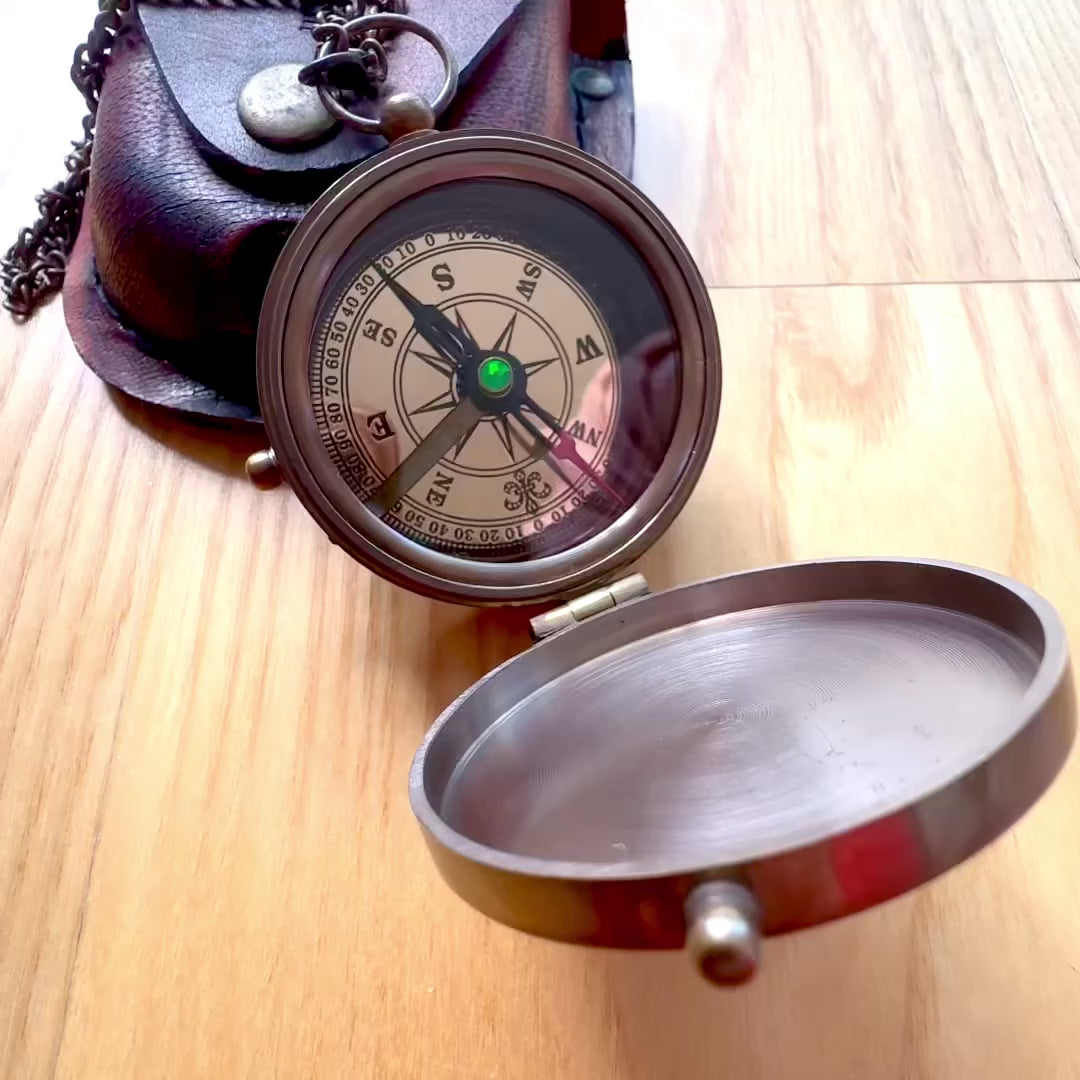 Brújula Cerrada con Cadena en Estuche de Cuero C-64