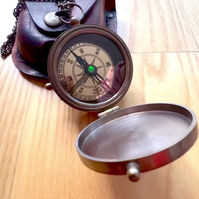 Brújula Cerrada con Cadena en Estuche de Cuero C-64