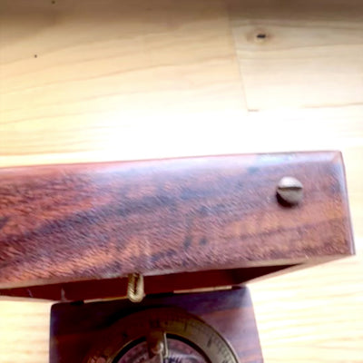 Brújula con reloj de sol Gilbert en caja de madera con opción de personalización mediante grabado