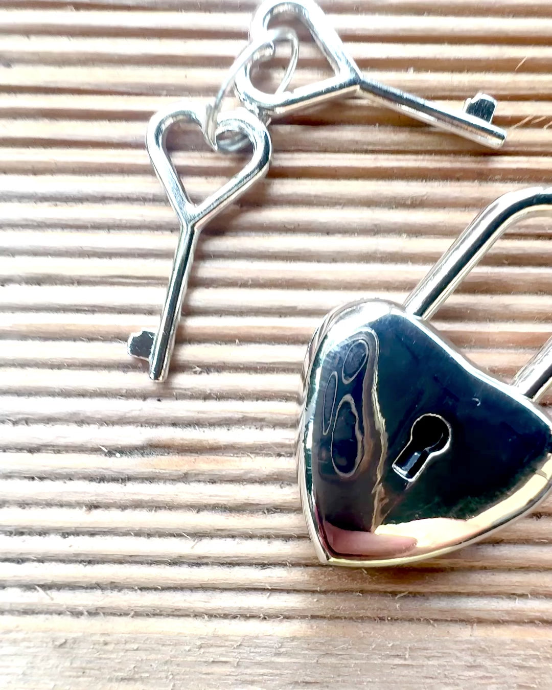 Llaves del Amor - 2 mini Candados Plateados en Forma de Corazón, posibilidad de personalización con grabado para regalo
