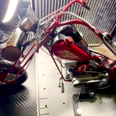 Gran modelo metálico clásico de motocicleta chopper en color rojo con posibilidad de personalización con grabado