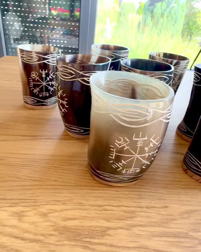 Valknut Ręcznie wykonany mały kubek z rogu bawoła z nordyckimi symbolami, posibilidad de personalización para regalo con grabado