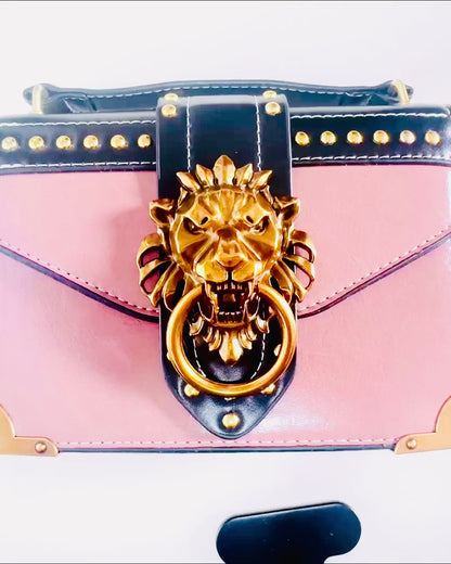 Bolso de Hombro Cuadrado Lila Claro con Motivo de León – Elegante Bolso de Piel Sintética Texturizada. Personalización con Grabado