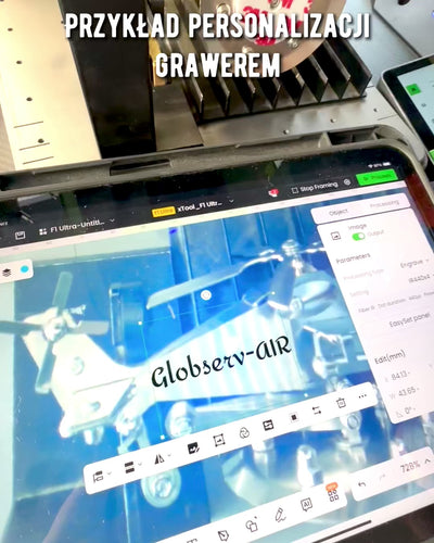 Modelo Metálico de Helicóptero „SkyRider” – Soporte de Escritorio Ajustable con personalización grabada para regalo