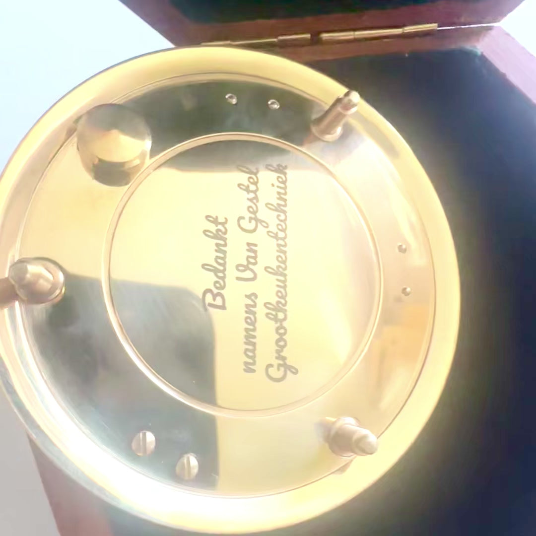 Brújula de latón con reloj de sol en elegante caja de madera - regalo ideal con opción de personalización con grabado - estilo retro, fabricación clásica, alta calidad