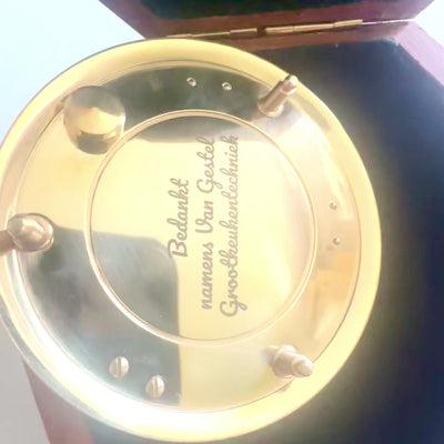 Brújula de latón con reloj de sol en elegante caja de madera - regalo ideal con opción de personalización con grabado - estilo retro, fabricación clásica, alta calidad