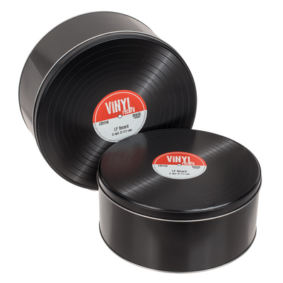 Cajas metálicas, estilizadas como discos de vinilo con un aire retro, con posibilidad de personalización mediante grabado