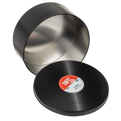 Cajas metálicas, estilizadas como discos de vinilo con un aire retro, con posibilidad de personalización mediante grabado