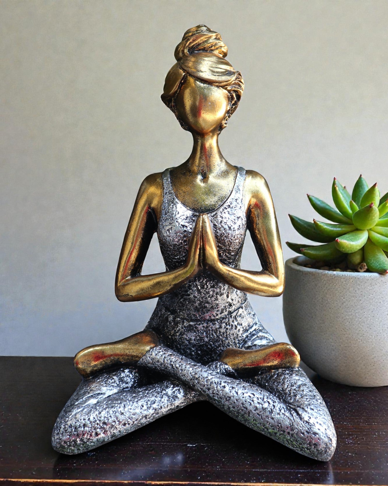 Figura de mujer 24 cm – Yoga clásico dorado-plateado