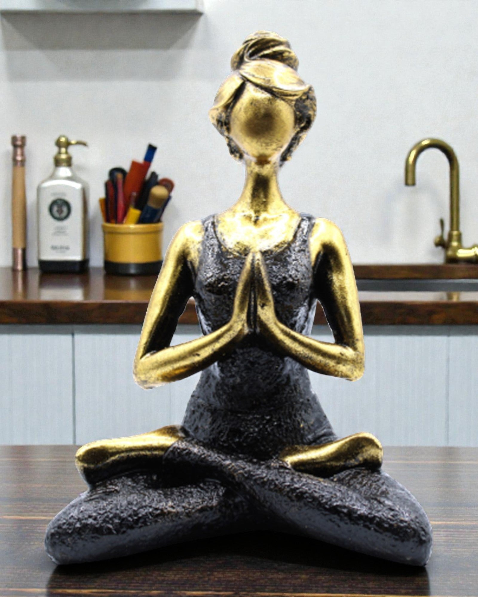 Figura de mujer 24 cm – Yoga fuerza dorado-negra